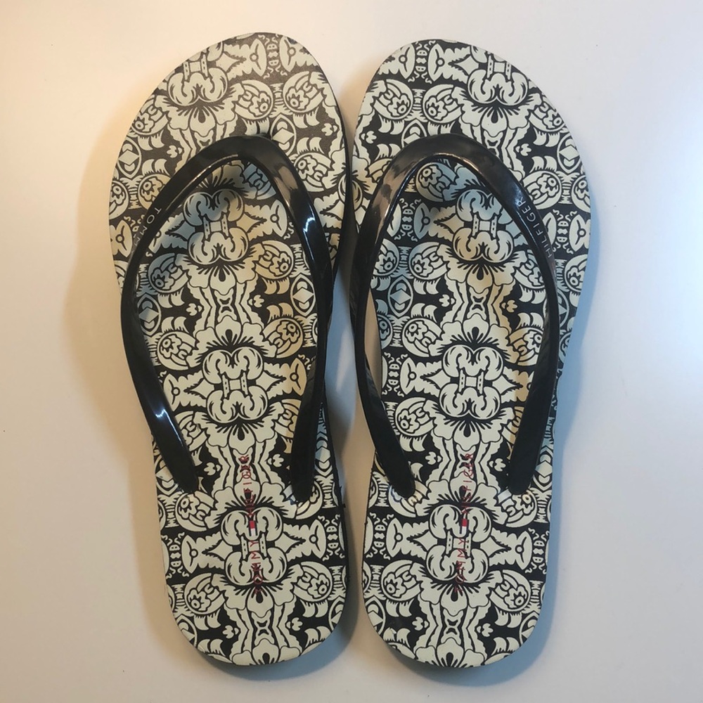 NWOT Tommy Hilfiger Size 6 Floral Flip Flops